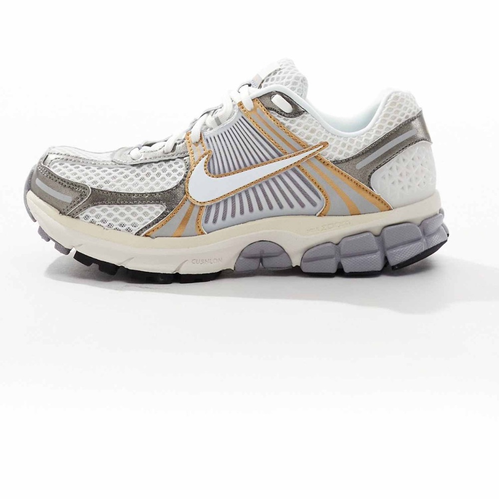 Nike Zoom Vomero 5 sneakers: silver and white